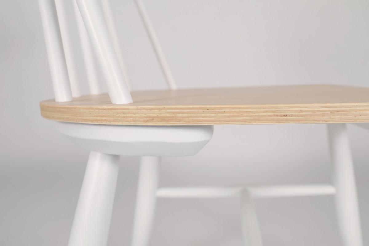 Valkoinen Aari-tuoli on perinteinen pinnatuoli, jossa kauniina yksityiskohtana on puinen istuinosa
