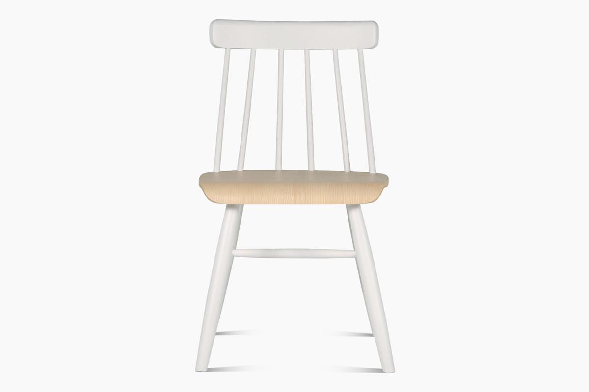 Valkoinen Aari-tuoli on perinteinen pinnatuoli, jossa kauniina yksityiskohtana on puinen istuinosa