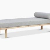 Ainoa-daybed on muotoiltu modernisti ja siinä on tarrakiinnityksellä oleva lieriön muotoinen tyyny, jonka paikkaa voi siirrellä tarpeen mukaan.