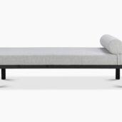 Ainoa-daybed on muotoiltu modernisti ja siinä on tarrakiinnityksellä oleva lieriön muotoinen tyyny, jonka paikkaa voi siirrellä tarpeen mukaan.