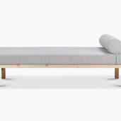 Ainoa-daybed on muotoiltu modernisti ja siinä on tarrakiinnityksellä oleva lieriön muotoinen tyyny, jonka paikkaa voi siirrellä tarpeen mukaan.