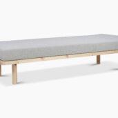 Ainoa-daybed on muotoiltu modernisti ja siinä on tarrakiinnityksellä oleva lieriön muotoinen tyyny, jonka paikkaa voi siirrellä tarpeen mukaan.