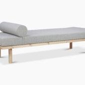 Ainoa-daybed on muotoiltu modernisti ja siinä on tarrakiinnityksellä oleva lieriön muotoinen tyyny, jonka paikkaa voi siirrellä tarpeen mukaan.