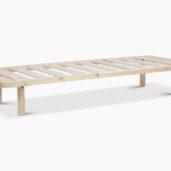 Ainoa-daybed on muotoiltu modernisti ja siinä on tarrakiinnityksellä oleva lieriön muotoinen tyyny, jonka paikkaa voi siirrellä tarpeen mukaan.