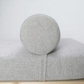 Ainoa-daybed on muotoiltu modernisti ja siinä on tarrakiinnityksellä oleva lieriön muotoinen tyyny, jonka paikkaa voi siirrellä tarpeen mukaan.