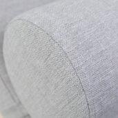 Ainoa-daybed on muotoiltu modernisti ja siinä on tarrakiinnityksellä oleva lieriön muotoinen tyyny, jonka paikkaa voi siirrellä tarpeen mukaan.