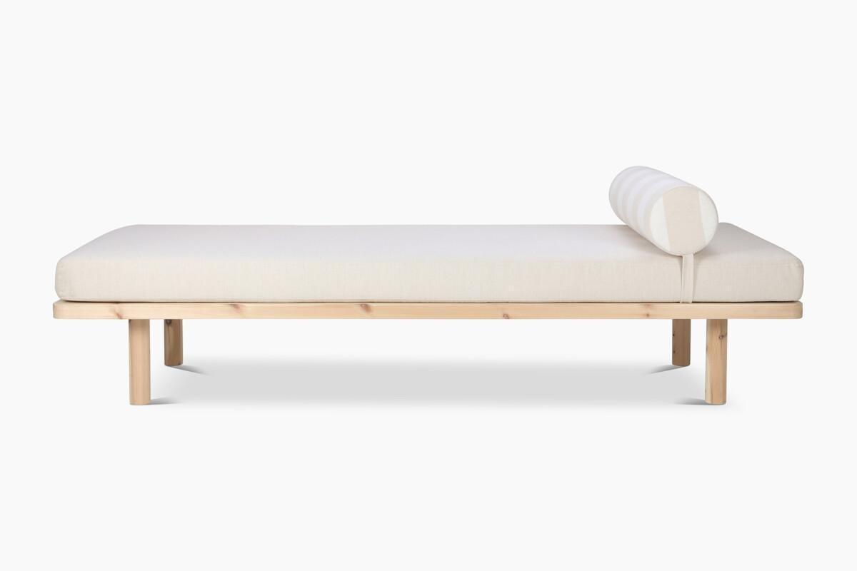 Ainoa_daybed_beigevalkoinen_lakattumanty1 Ajatonta muotoilua ja arjen käytännöllisyyttä yhdistelevä Ainoa-vuodesohva ihastuttaa nyt uusilla, raikkailla raitaverhoiluilla. Ainoa-daybediin on valittavissa raidalliset vaihtoehdot: beigevalkoinen tai sinivalkoinen.