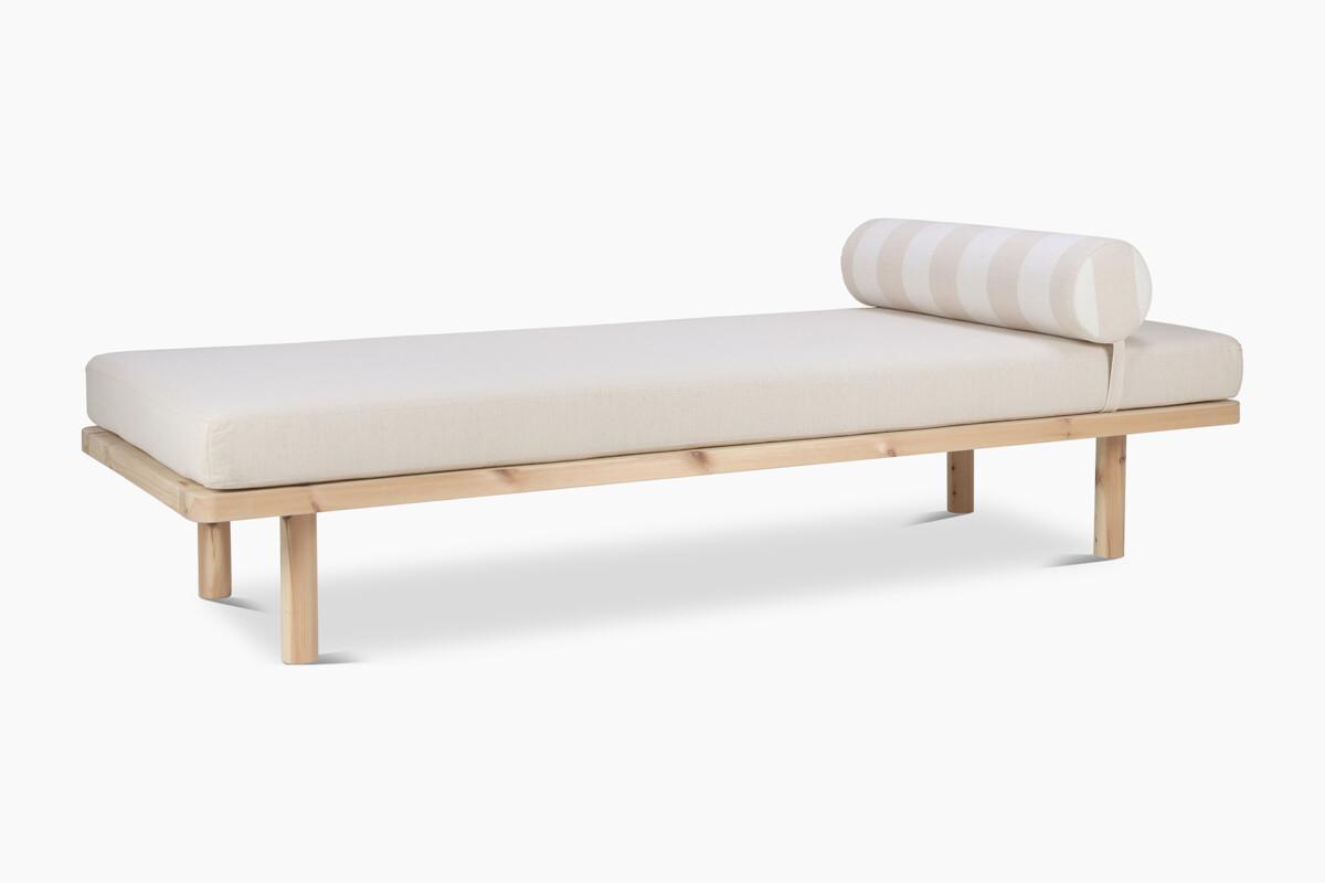 Ainoa_daybed_beigevalkoinen_lakattumanty2 Ajatonta muotoilua ja arjen käytännöllisyyttä yhdistelevä Ainoa-vuodesohva ihastuttaa nyt uusilla, raikkailla raitaverhoiluilla. Ainoa-daybediin on valittavissa raidalliset vaihtoehdot: beigevalkoinen tai sinivalkoinen.