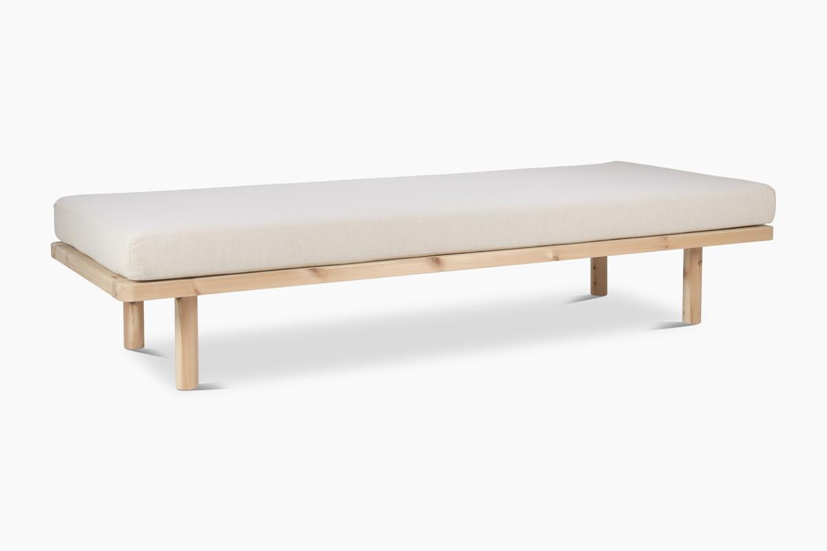Ainoa_daybed_beigevalkoinen_lakattumanty3 Ajatonta muotoilua ja arjen käytännöllisyyttä yhdistelevä Ainoa-vuodesohva ihastuttaa nyt uusilla, raikkailla raitaverhoiluilla. Ainoa-daybediin on valittavissa raidalliset vaihtoehdot: beigevalkoinen tai sinivalkoinen.