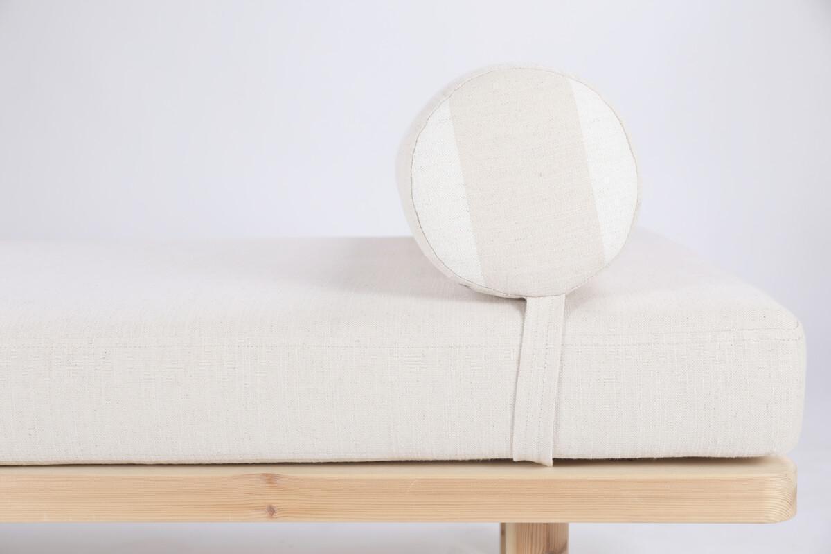 Ainoa_daybed_beigevalkoinen_lakattumanty4 Ajatonta muotoilua ja arjen käytännöllisyyttä yhdistelevä Ainoa-vuodesohva ihastuttaa nyt uusilla, raikkailla raitaverhoiluilla. Ainoa-daybediin on valittavissa raidalliset vaihtoehdot: beigevalkoinen tai sinivalkoinen.