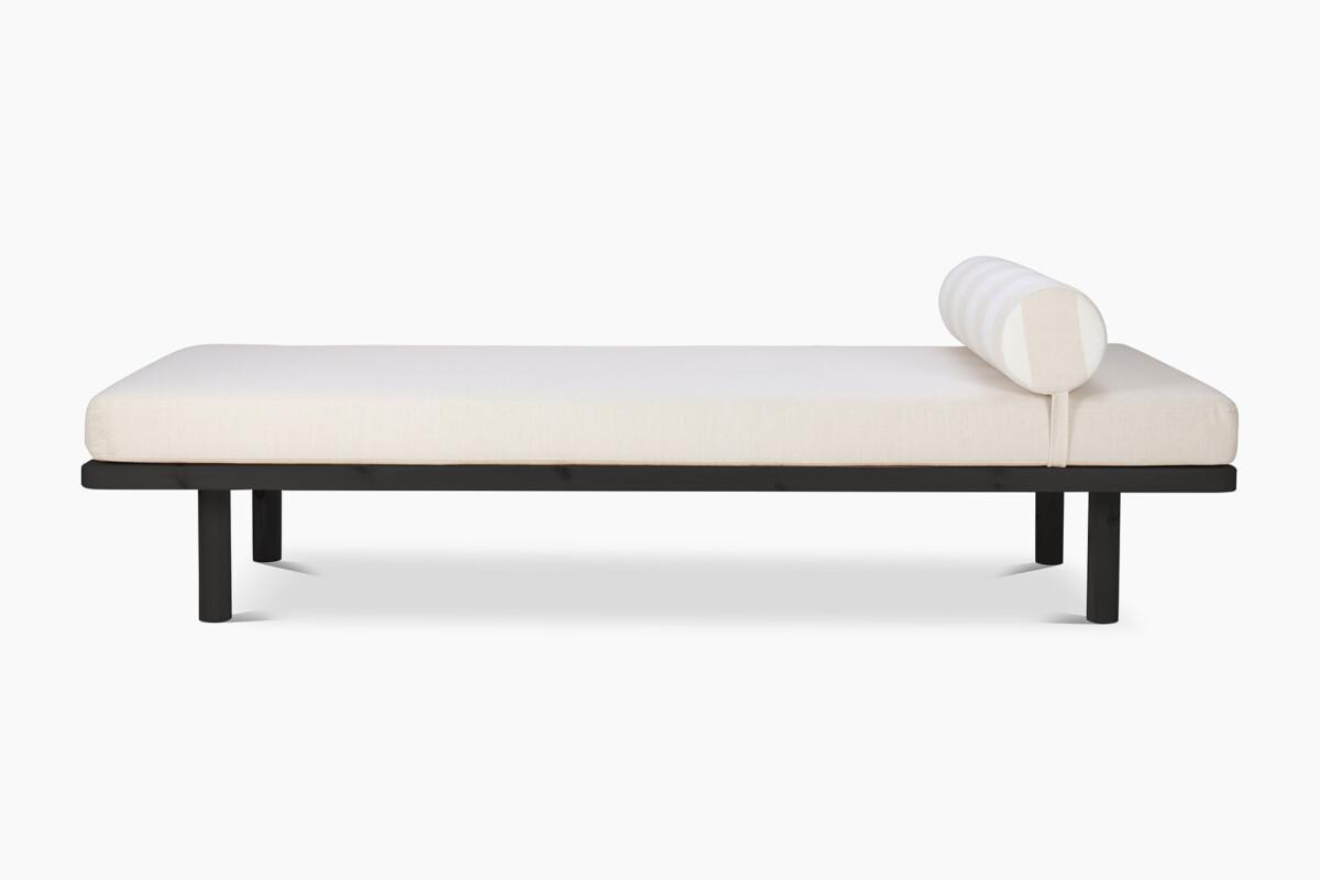 Ainoa_daybed_beigevalkoinen_mustaksi_petsattu_manty Ajatonta muotoilua ja arjen käytännöllisyyttä yhdistelevä Ainoa-vuodesohva ihastuttaa nyt uusilla, raikkailla raitaverhoiluilla. Ainoa-daybediin on valittavissa raidalliset vaihtoehdot: beigevalkoinen tai sinivalkoinen.