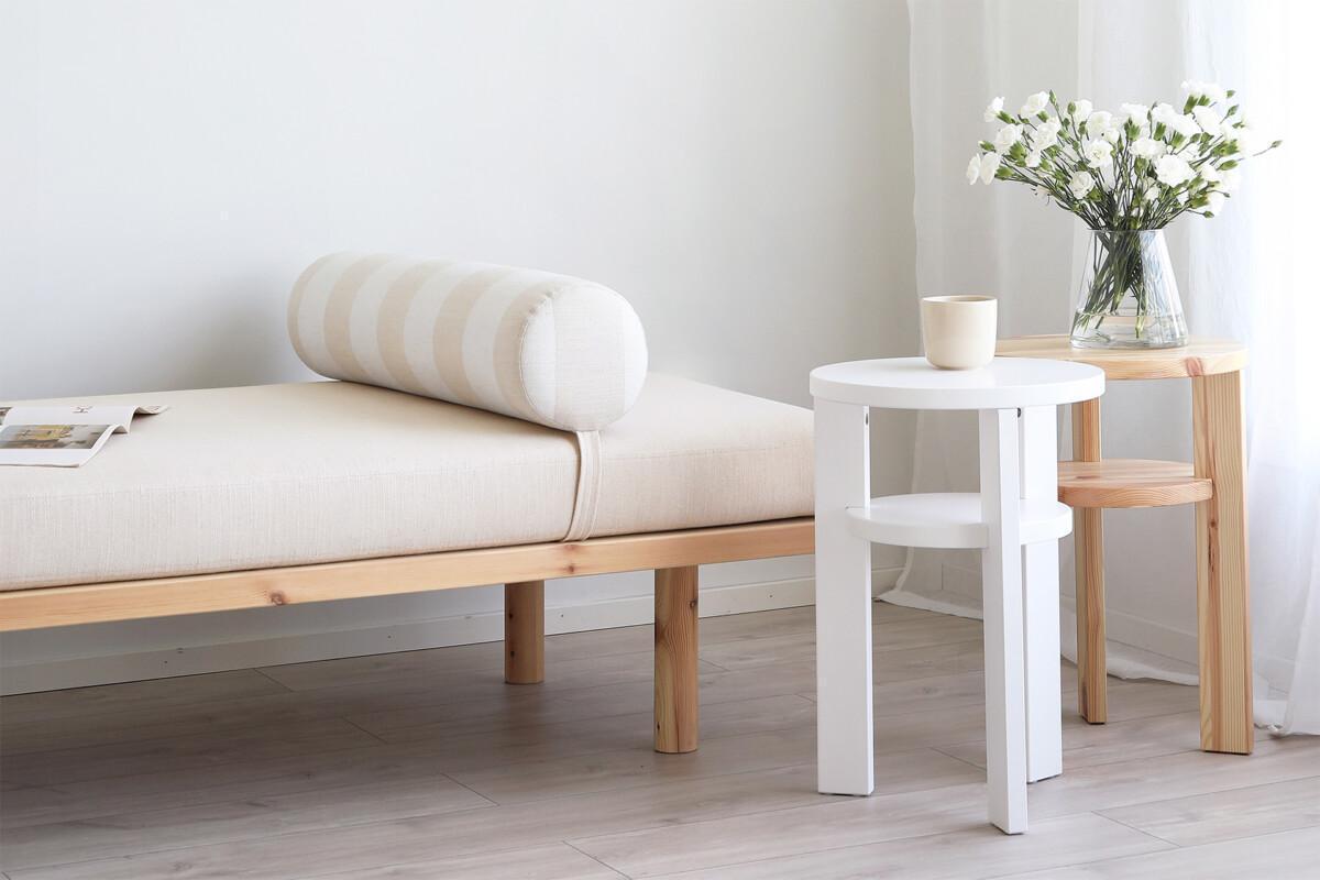 Ainoa_daybed_beigevalkoraidallinen2_miljöö Ainoa_daybed_beigevalkoraidallinen2_miljöö