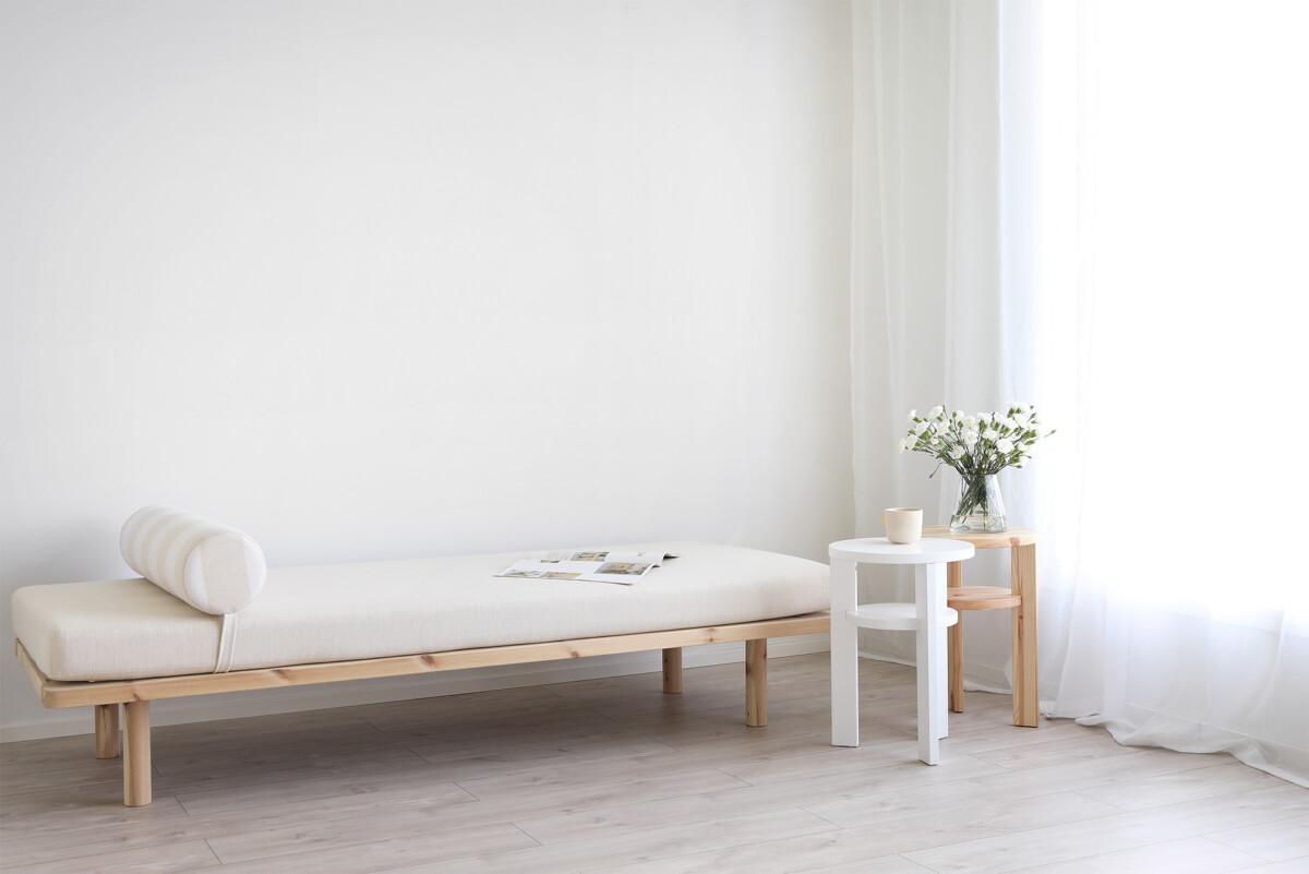 Ainoa_daybed_beigevalkoraidallinen3_miljöö_digi Ainoa_daybed_beigevalkoraidallinen3_miljöö_digi