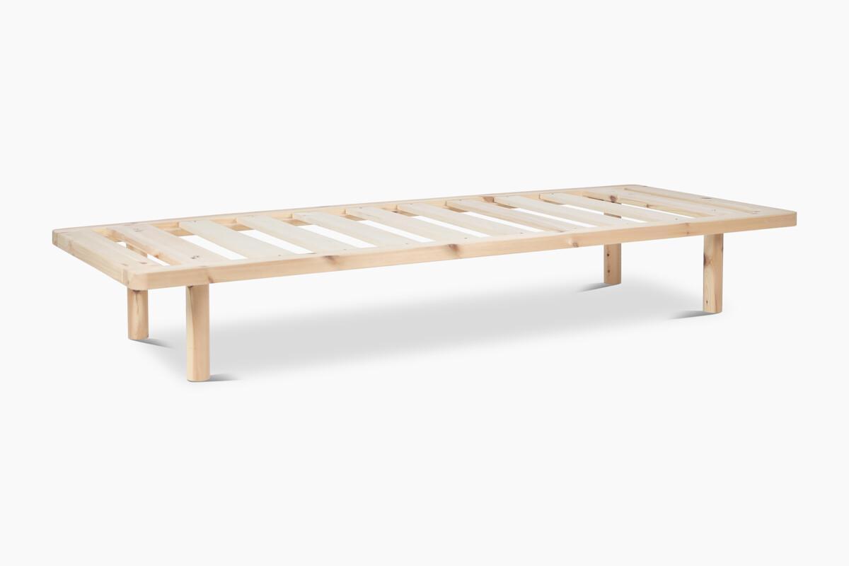 Ainoa_daybed_lakattumanty_runko1 Ajatonta muotoilua ja arjen käytännöllisyyttä yhdistelevä Ainoa-vuodesohva ihastuttaa nyt uusilla, raikkailla raitaverhoiluilla. Ainoa-daybediin on valittavissa raidalliset vaihtoehdot: beigevalkoinen tai sinivalkoinen.