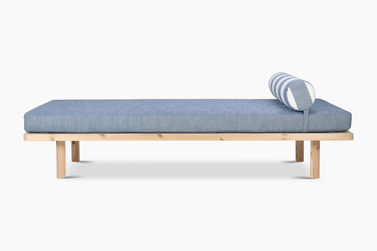 Ainoa_daybed_sinivalkoinen_lakattumanty1 Ajatonta muotoilua ja arjen käytännöllisyyttä yhdistelevä Ainoa-vuodesohva ihastuttaa nyt uusilla, raikkailla raitaverhoiluilla. Ainoa-daybediin on valittavissa raidalliset vaihtoehdot: beigevalkoinen tai sinivalkoinen.