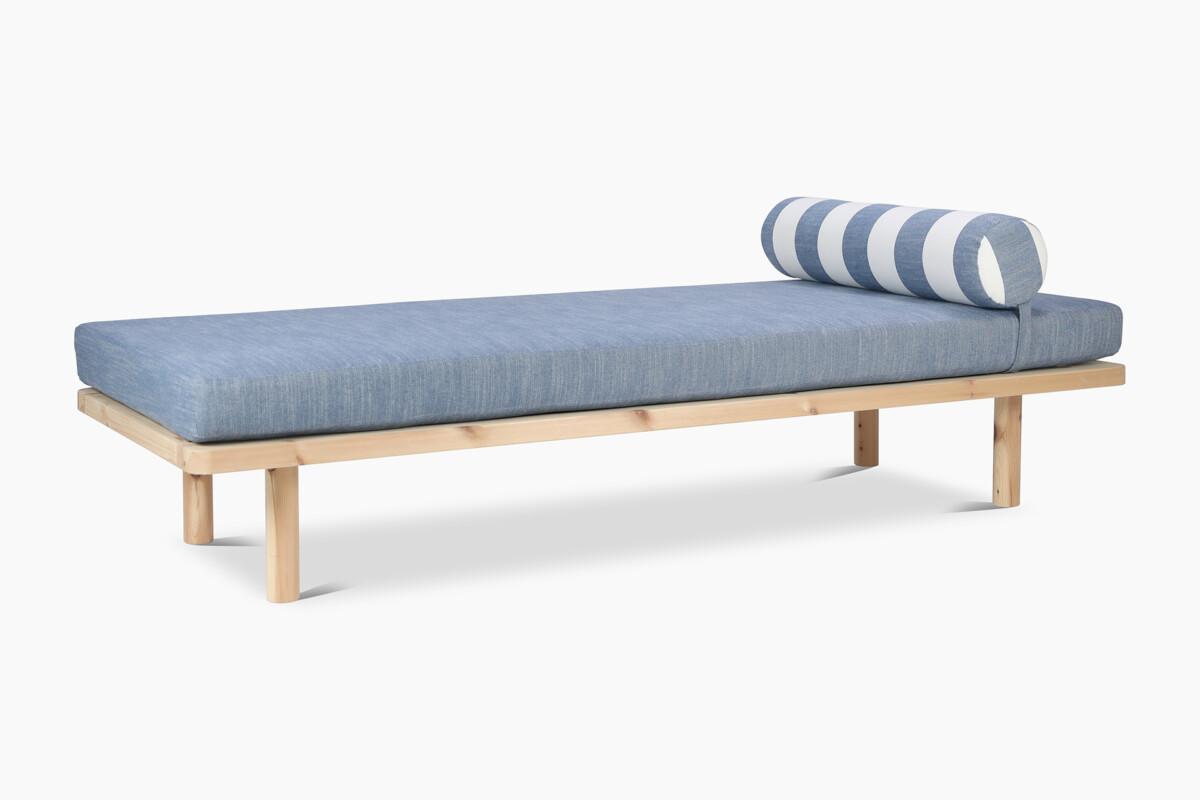 Ainoa_daybed_sinivalkoinen_lakattumanty2 Ajatonta muotoilua ja arjen käytännöllisyyttä yhdistelevä Ainoa-vuodesohva ihastuttaa nyt uusilla, raikkailla raitaverhoiluilla. Ainoa-daybediin on valittavissa raidalliset vaihtoehdot: beigevalkoinen tai sinivalkoinen.
