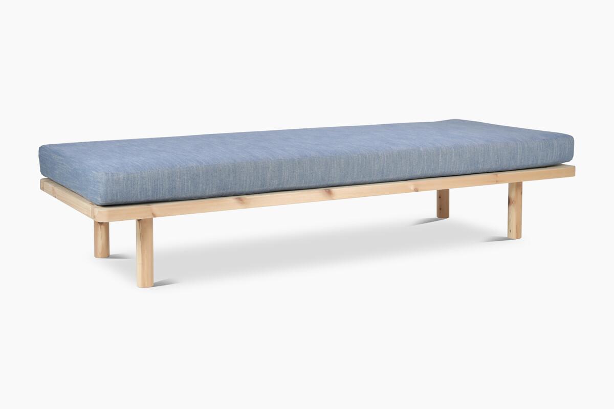 Ainoa_daybed_sinivalkoinen_lakattumanty3 Ajatonta muotoilua ja arjen käytännöllisyyttä yhdistelevä Ainoa-vuodesohva ihastuttaa nyt uusilla, raikkailla raitaverhoiluilla. Ainoa-daybediin on valittavissa raidalliset vaihtoehdot: beigevalkoinen tai sinivalkoinen.