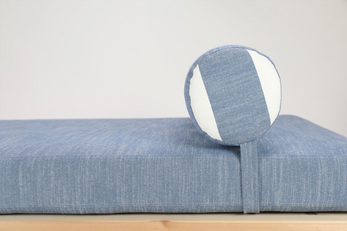Ainoa_daybed_sinivalkoinen_lakattumanty4 Ajatonta muotoilua ja arjen käytännöllisyyttä yhdistelevä Ainoa-vuodesohva ihastuttaa nyt uusilla, raikkailla raitaverhoiluilla. Ainoa-daybediin on valittavissa raidalliset vaihtoehdot: beigevalkoinen tai sinivalkoinen.