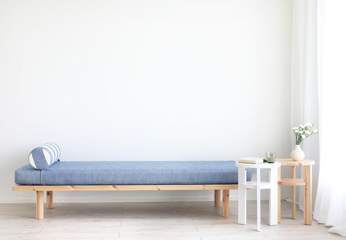 Ainoa_daybed_sinivalkoraidallinen2_miljöö_digi Ainoa_daybed_sinivalkoraidallinen2_miljöö_digi