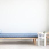 Ainoa_daybed_sinivalkoraidallinen2_miljöö_digi