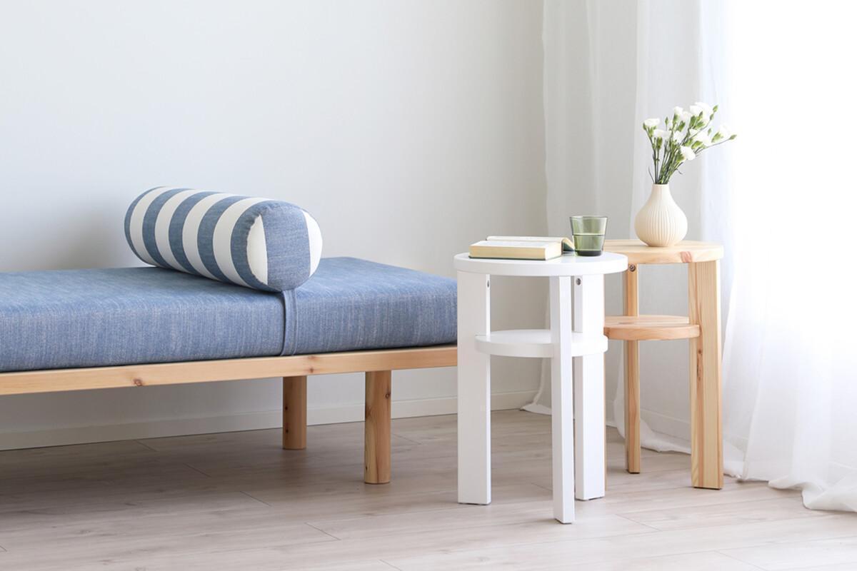 Ainoa_daybed_sinivalkoraidallinen3_miljöö_digi Ainoa_daybed_sinivalkoraidallinen3_miljöö_digi