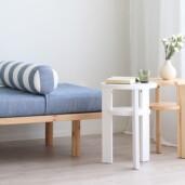 Ainoa_daybed_sinivalkoraidallinen3_miljöö_digi