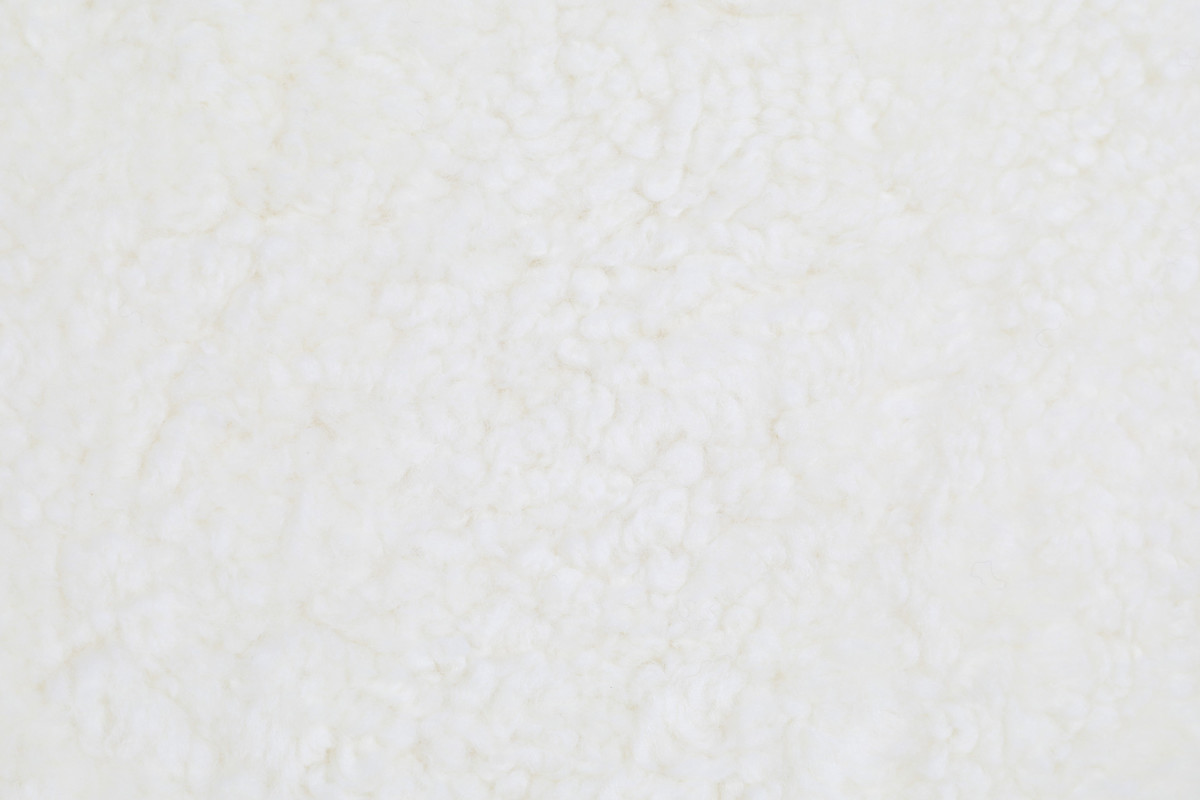 Aito-sängynpääty on verhoiltu pehmoisen pörröisellä Wellington white -kankaalla