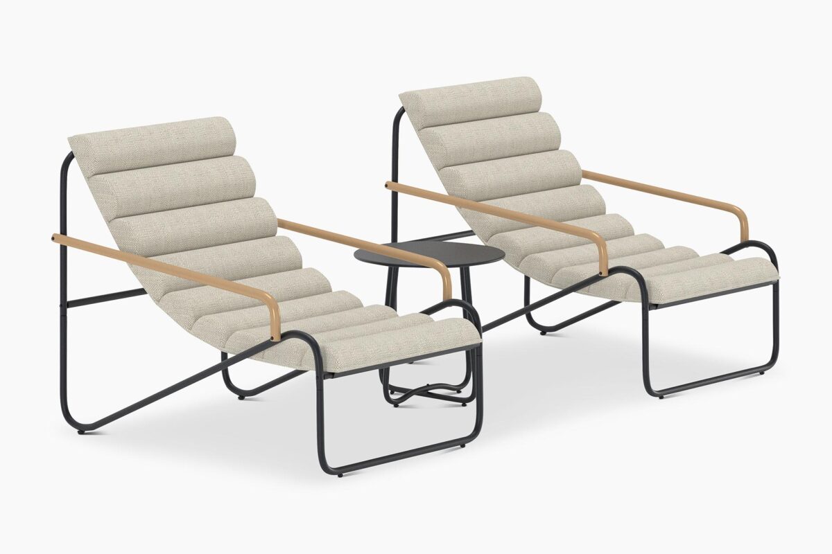 Alghero_loungesetti1 Alghero-terassiryhmän tuolit on suunniteltu rentoutumiseen, ja käytännöllinen pieni sivupöytä pitää tarvittavat tavarat käden ulottuvilla. Terassiryhmällä luot terassille, parvekkeelle tai puutarhaan viihtyisän kohtaamispaikan.