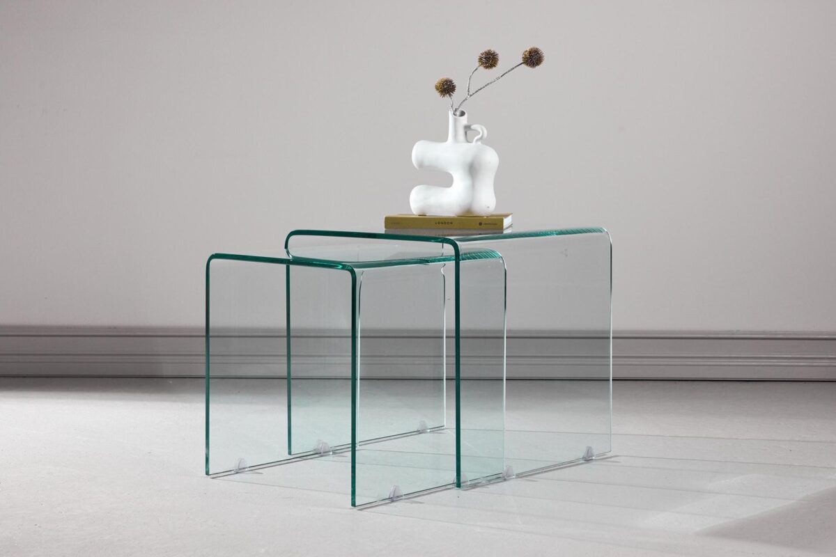 Alva_sarjapoyta_lasi_milj_vaaka1 Alva-sarjapöytä on läpinäkyvästä lasista valmistettu moderni pöytä, joka tuo sisustukseen keveyttä ja avaruutta. Sarjapöydässä on kaksi eri kokoista pöytää, jotka mahtuvat sisäkkäin.