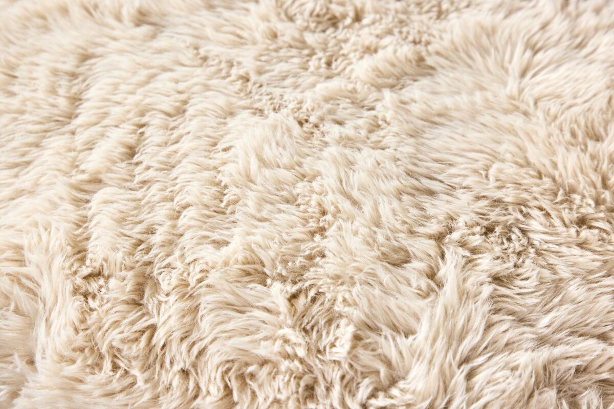 Ansel_nojatuoli13 Pyörivä Ansel-nojatuoli on täydellinen yhdistelmä pehmeää mukavuutta, modernia designia ja harmonista ilmettä. Ansel-nojatuolin ylellisen pehmeä, beige verhoilu sulautuu kauniisti skandinaaviseen sisustukseen tehden siitä monipuolisen valinnan mihin tahansa tilaan.