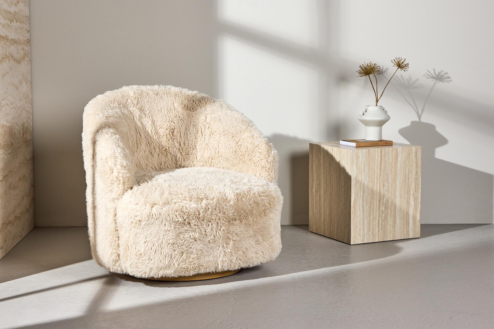 Pyörivä Ansel-nojatuoli on täydellinen yhdistelmä pehmeää mukavuutta, modernia designia ja harmonista ilmettä. Ansel-nojatuolin ylellisen pehmeä, beige verhoilu sulautuu kauniisti skandinaaviseen sisustukseen tehden siitä monipuolisen valinnan mihin tahansa tilaan.