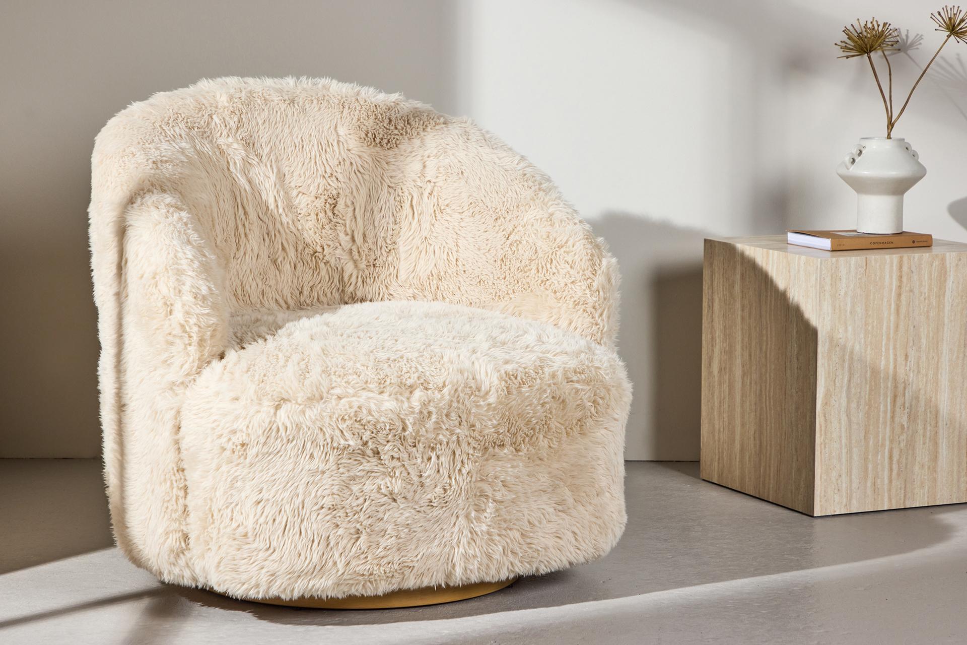 Pyörivä Ansel-nojatuoli on täydellinen yhdistelmä pehmeää mukavuutta, modernia designia ja harmonista ilmettä. Ansel-nojatuolin ylellisen pehmeä, beige verhoilu sulautuu kauniisti skandinaaviseen sisustukseen tehden siitä monipuolisen valinnan mihin tahansa tilaan.