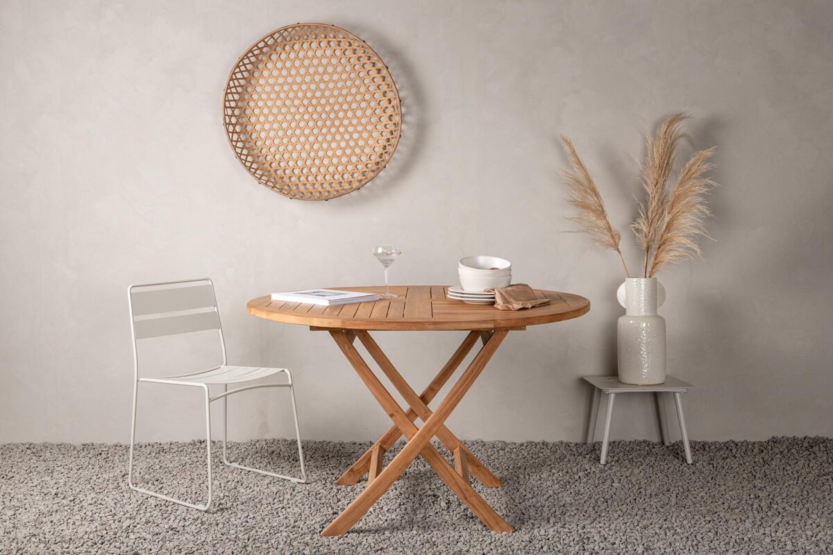 Aswan_pöytä_pyöreä_miljöö_vaaka1_digi Tiikkisen ruokapöydän lämmin sävy ja elävä puunsyy tuovat tilaan luonnollista harmoniaa ja tekevät jokaisesta pöydästä ainutlaatuisen. Kannen halkaisija on 120 cm.
