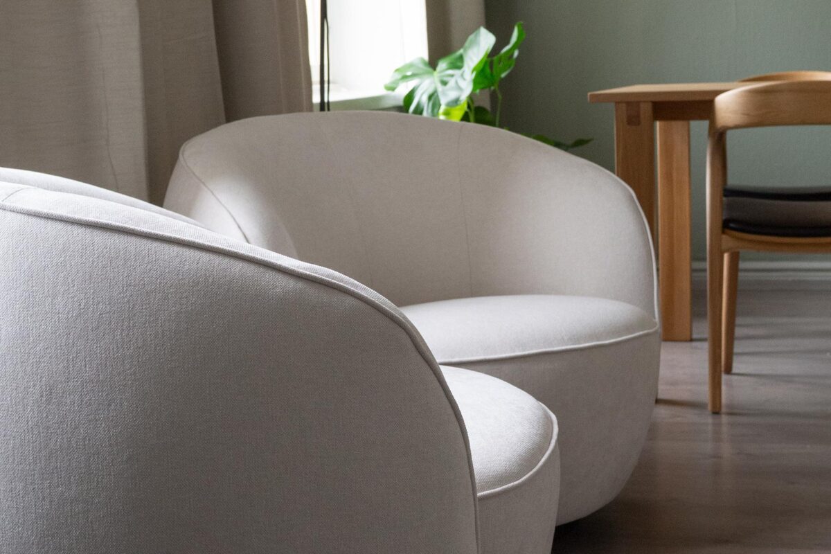 BalanceTampere_Didem-nojatuoli_Casia-poyta_Eden-tuoli Balance Tampere on työtila, jossa saa lisää tehoa työelämään. Työtila on kalustettu Niemi Designin kalusteilla. Tilasta löytyy mm. Eden-tuoli, Casia-pöytä, Didem-sohva ja -nojatuoli sekä kuviollinen Helmet-nojatuoli ja -rahi.
