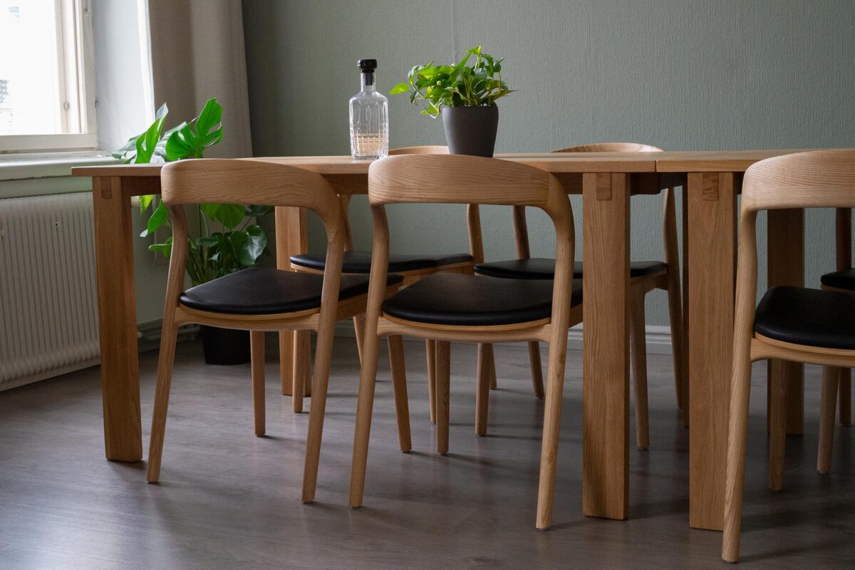 BalanceTampere_Eden-tuoli_Casia-poyta Balance Tampere on työtila, jossa saa lisää tehoa työelämään. Työtila on kalustettu Niemi Designin kalusteilla. Tilasta löytyy mm. Eden-tuoli, Casia-pöytä, Didem-sohva ja -nojatuoli sekä kuviollinen Helmet-nojatuoli ja -rahi.