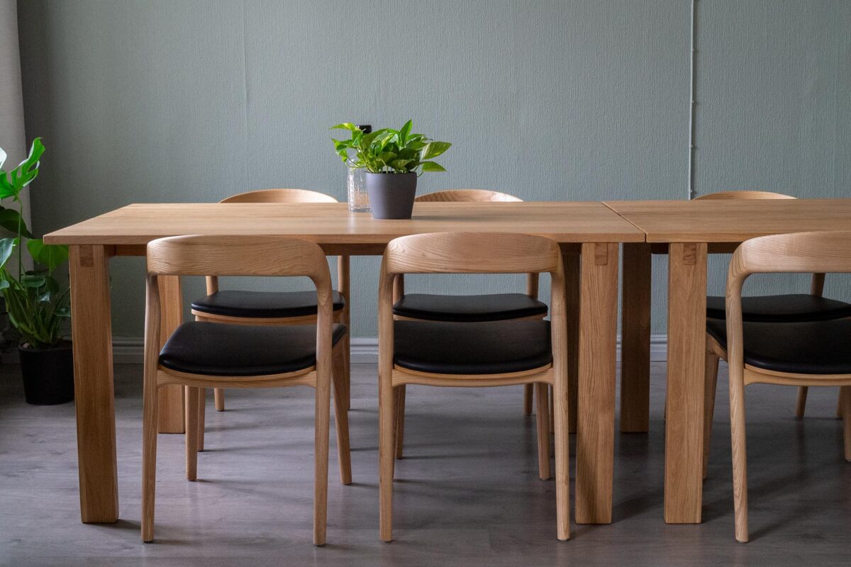 BalanceTampere_Eden-tuoli_Casia-poyta2 Balance Tampere on työtila, jossa saa lisää tehoa työelämään. Työtila on kalustettu Niemi Designin kalusteilla. Tilasta löytyy mm. Eden-tuoli, Casia-pöytä, Didem-sohva ja -nojatuoli sekä kuviollinen Helmet-nojatuoli ja -rahi.