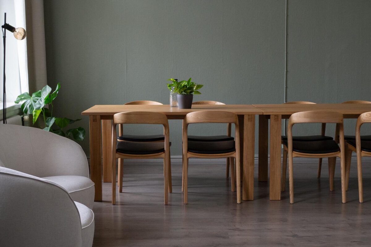 BalanceTampere_Eden-tuoli_Casia-poyta_Didem-nojatuoli Balance Tampere on työtila, jossa saa lisää tehoa työelämään. Työtila on kalustettu Niemi Designin kalusteilla. Tilasta löytyy mm. Eden-tuoli, Casia-pöytä, Didem-sohva ja -nojatuoli sekä kuviollinen Helmet-nojatuoli ja -rahi.