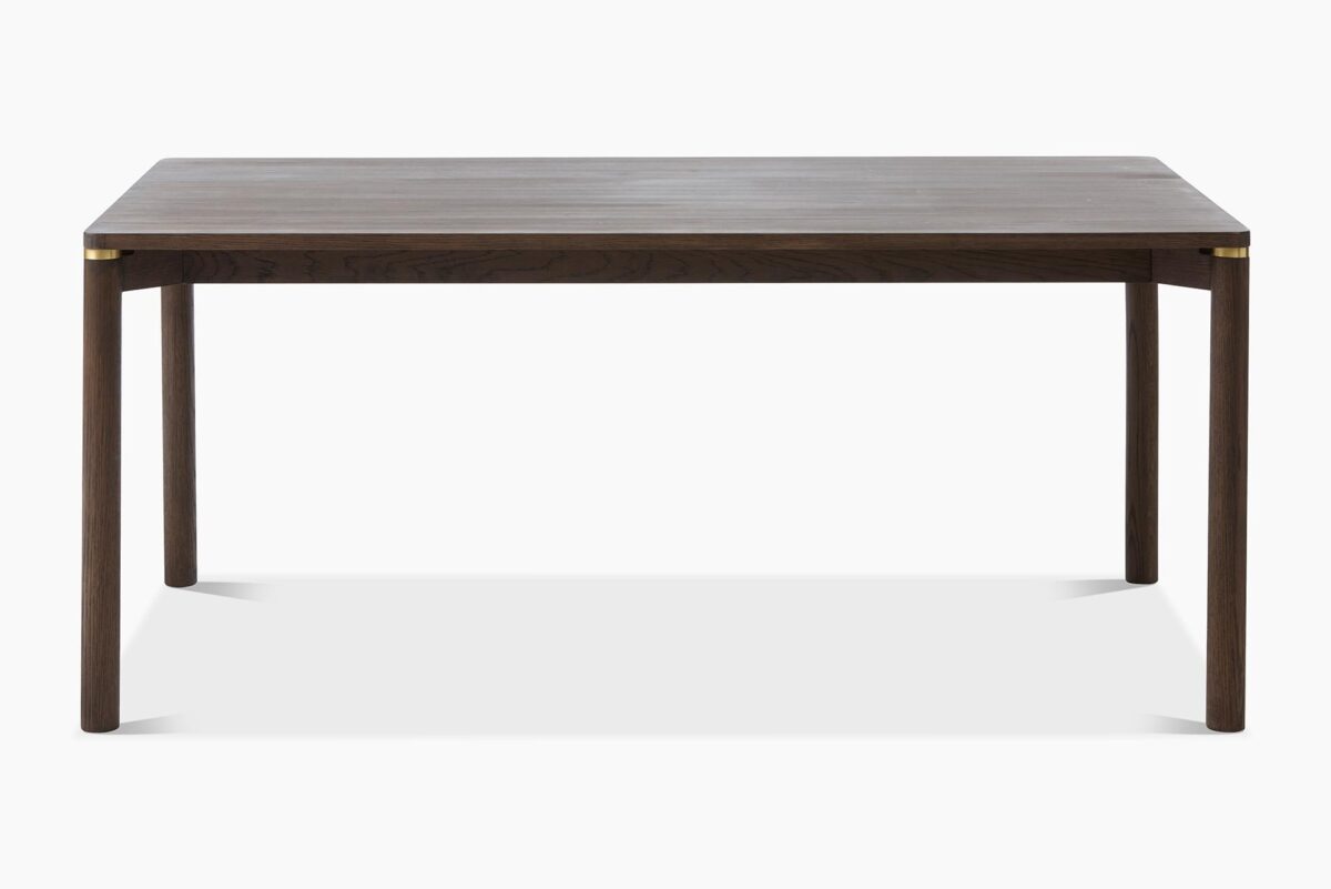 Bianca_ruokapöytä_espresso_95x180cm2 Espresson sävyisen Bianca-ruokapöydän kansi ja jalat ovat tammea, joka on öljytty. Bianca-pöydässä on kultaiset yksityiskohdat pöydän jalkojen ja kansilevyn välissä. Bianca-sarjaan kuuluu pöydän lisäksi myös ruokapöydän tuoli, kaappi, senkki ja taso.