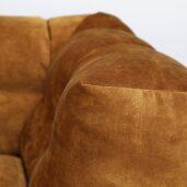 Pehmeän pyöreistä, kuplamaisista sohvamoduuleista koostuva Boble-sohva kutsuu rentoutumaan. Kiinteästi verhoiltua Boble-sohvaa on saatavilla neljässä eri värissä: sininen, beige, harmaa ja konjakki.