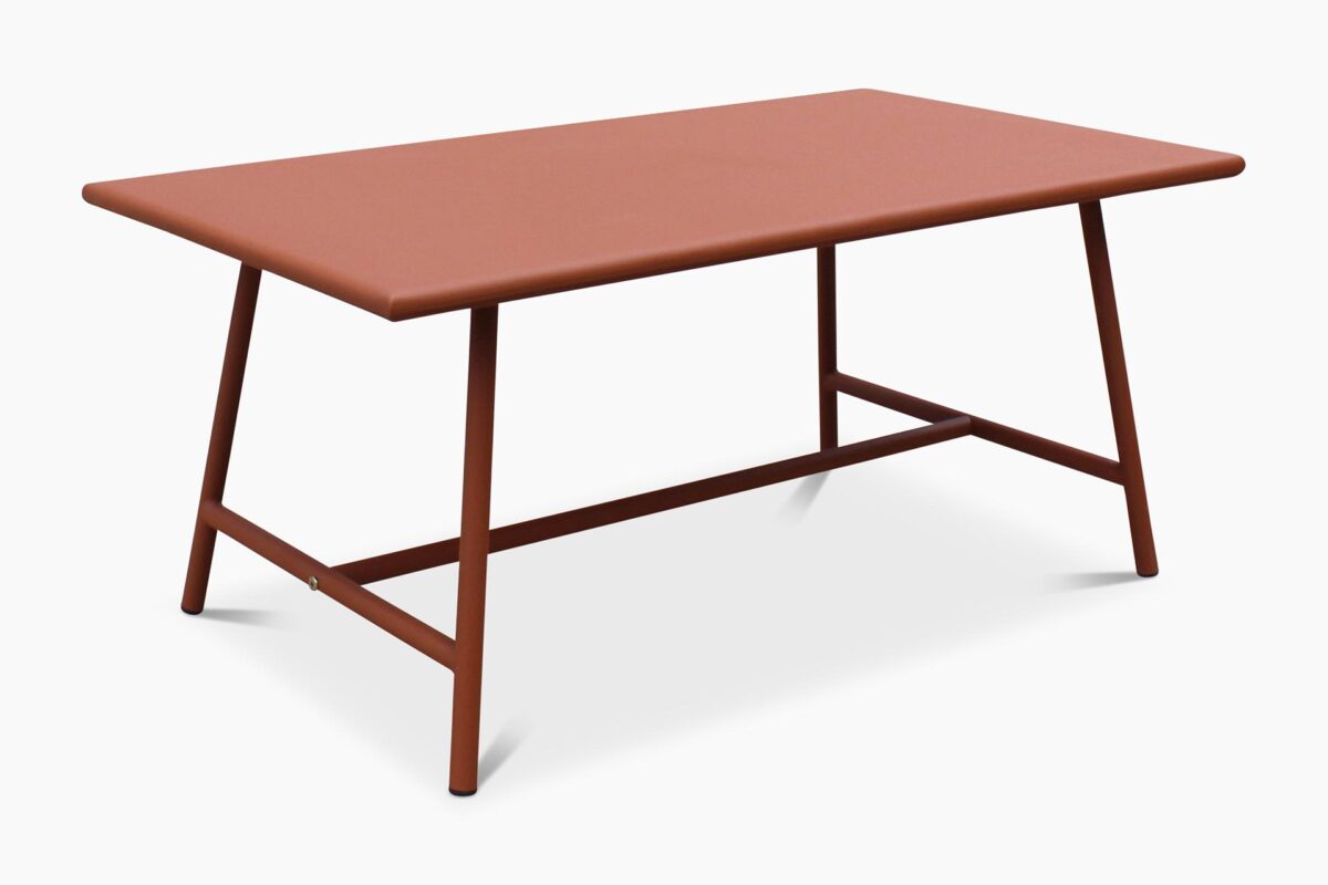 Boviken_sohvapöytä_terracotta Boviken-sarjan kalusteissa on minimalistinen muotoilu ja kevyt rakenne. Kalusteissa on pulverimaalattu teräsrunko ja kestävä verhoilukangas, joka on 100% polyesteria. Tuoleista on valittavissa kokonaan salvianvihreä tai terracotan sävyinen runko ja beige pehmuste.