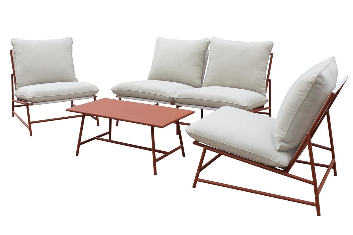 Boviken_terassiryhmä_terracotta Boviken-sarjan kalusteissa on minimalistinen muotoilu ja kevyt rakenne. Kalusteissa on pulverimaalattu teräsrunko ja kestävä verhoilukangas, joka on 100% polyesteria. Tuoleista on valittavissa kokonaan salvianvihreä tai terracotan sävyinen runko ja beige pehmuste.
