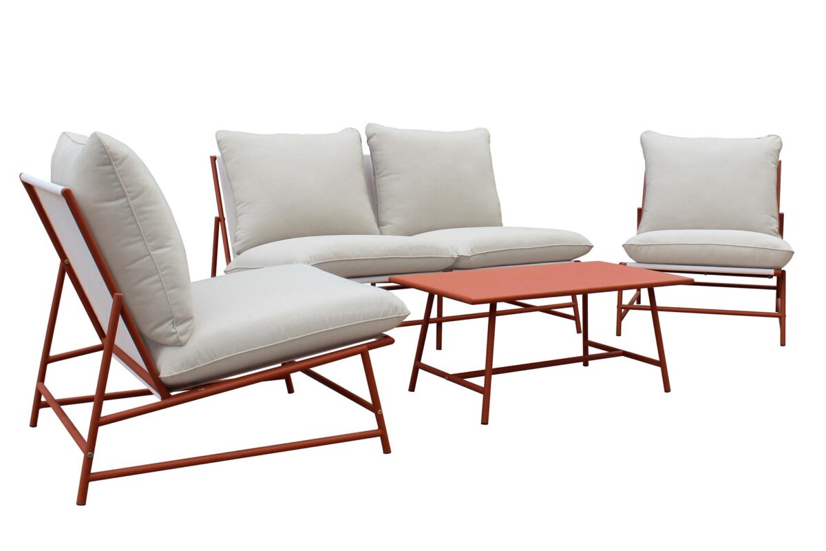 Boviken_terassiryhmä_terracotta2 Boviken-sarjan kalusteissa on minimalistinen muotoilu ja kevyt rakenne. Kalusteissa on pulverimaalattu teräsrunko ja kestävä verhoilukangas, joka on 100% polyesteria. Tuoleista on valittavissa kokonaan salvianvihreä tai terracotan sävyinen runko ja beige pehmuste.