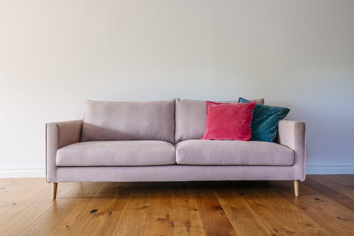 Tämän selkeälinjaisen sohvan syleilyyn mahtuu käpertymään vaikka koko perhe.