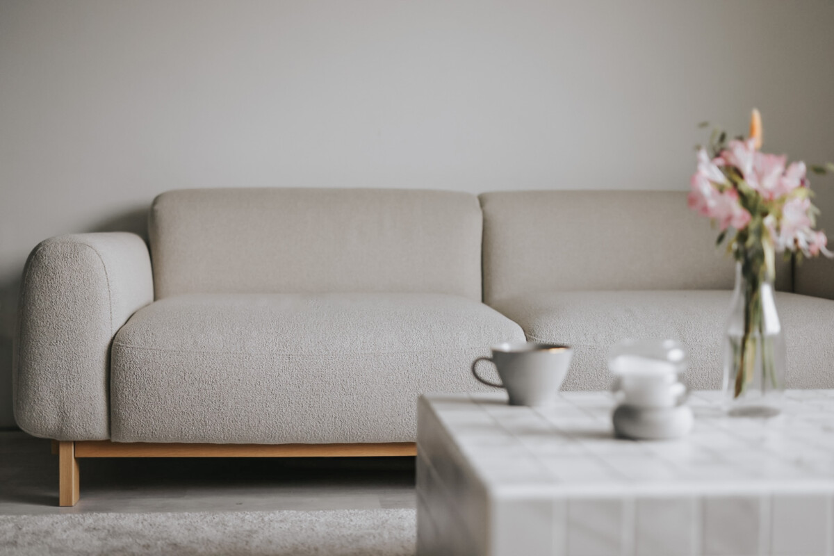 Casia-sohva on kiinteästi verhoiltu Bond-kankaalla, joka on kaunis ja pehmoinen buklee-kangas. Sohvaan on valittavissa viisi eri verhoiluväriä: valkoinen, harmaa, vaaleanbeige, vihreä ja ruskea.