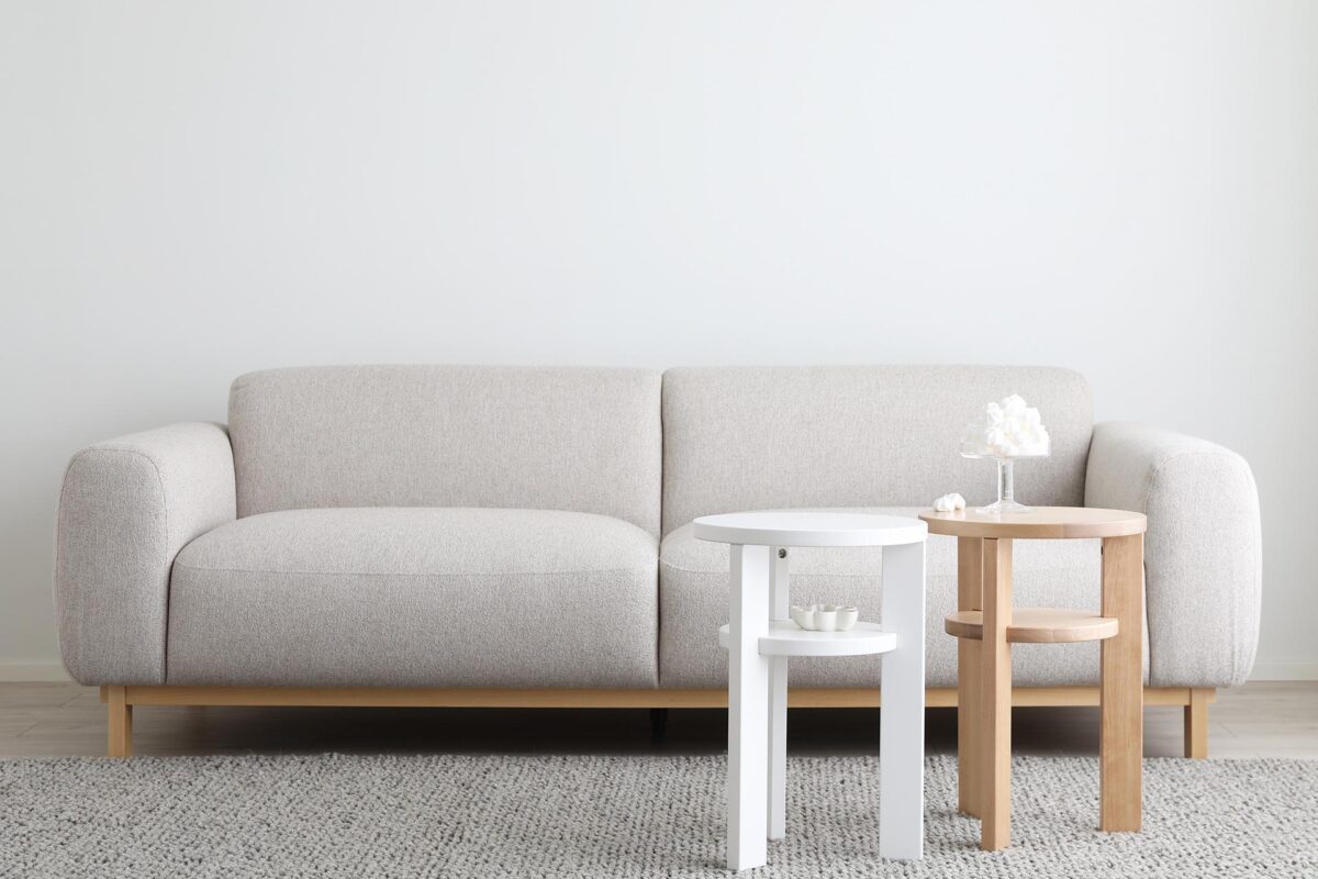 Casia_minco_koivu_miljöö Casia-sohva on kiinteästi verhoiltu Minco-kankaalla ja sohvassa on tyylikäs koivusokkeli. Sohvaa on saatavilla kolmessa harmonisessa sävyssä eli beige, vaalea ja harmaa.