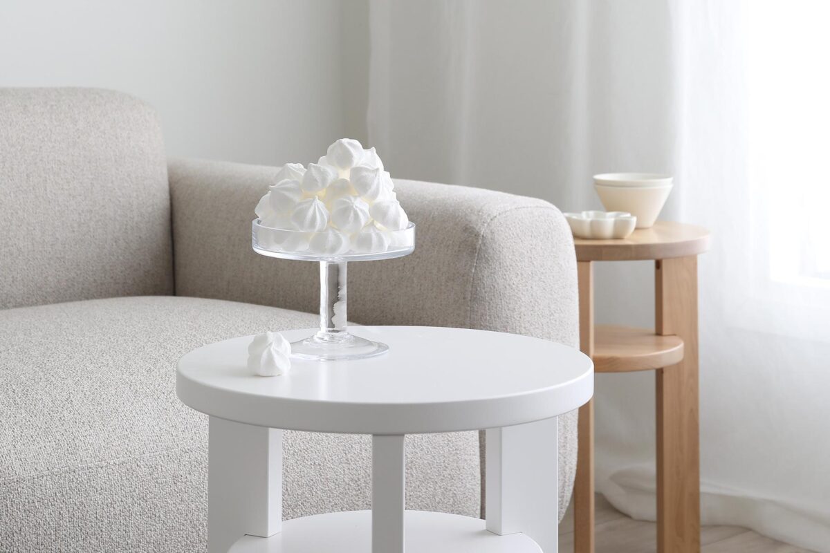 Casia_minco_koivu_miljöö4 Casia-sohva on kiinteästi verhoiltu Minco-kankaalla ja sohvassa on tyylikäs koivusokkeli. Sohvaa on saatavilla kolmessa harmonisessa sävyssä eli beige, vaalea ja harmaa.
