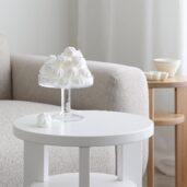 Casia-sohva on kiinteästi verhoiltu Minco-kankaalla ja sohvassa on tyylikäs koivusokkeli. Sohvaa on saatavilla kolmessa harmonisessa sävyssä eli beige, vaalea ja harmaa.