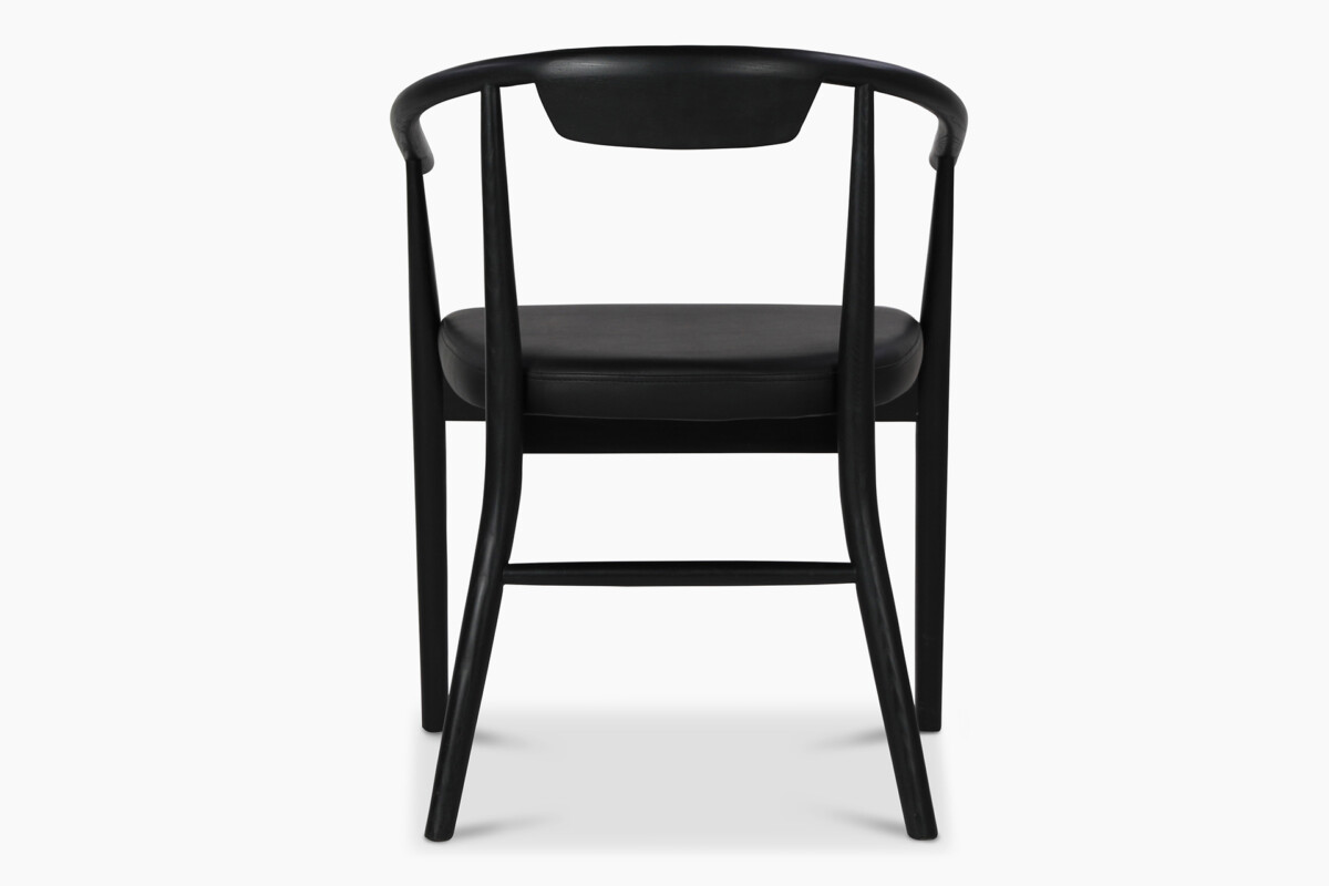 Caspar-tuolin vankka jalkarakenne ja tukeva selkänoja takaavat hyvän istumamukavuuden. Sopii hyvin esimerkiksi ruokapöydän tuoliksi.
