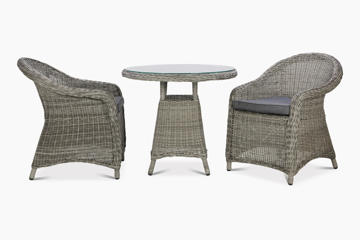 Cesta-parvekeryhmä on valmistettu säänkestävästä polyrottingista, joka on sävyltään antiikinharmaa. Parvekeryhmä sisältää pöydän ja kaksi tuolia.