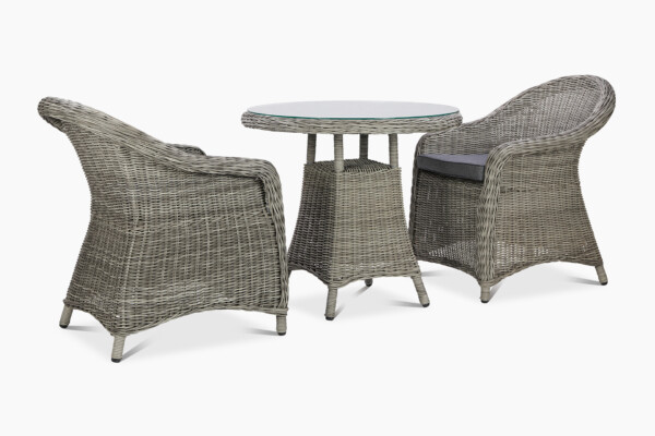 Cesta-parvekeryhmä on valmistettu säänkestävästä polyrottingista, joka on sävyltään antiikinharmaa. Parvekeryhmä sisältää pöydän ja kaksi tuolia.